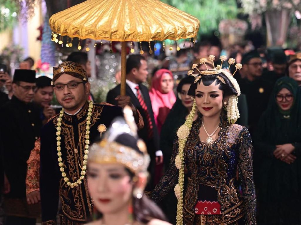 Melihat Resepsi Pernikahan Cucu Soeharto yang Sederhana nan Elegan