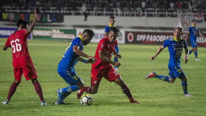Pemain Persib Bandung, Zulham Zamrun (kedua kiri) berusaha melewati hadangan pemain Persis Solo, Susanto (ketiga kiri) dan Irfan Afghoni (kiri) pertandingan uji coba sekaligus Peresmian Stadion Manahan, Solo, Jawa Tengah, Sabtu (15/2/2020). Stadion Manahan yang telah selesai direnovasi dengan anggaran sekitar 300 milliar diresmikan Presiden Joko Widodo dan memiliki kapasitas penonton 20 ribu.  ANTARA FOTO/Mohammad Ayudha/pd.