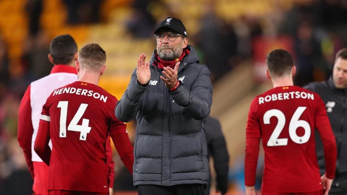 NORWICH, ENGLAND - FEBRUARY 15: Sadio Mane and Jordan Henderson of Liverpool celebrate following their sides victory in the Premier League match between Norwich City and Liverpool FC at Carrow Road on February 15, 2020 in Norwich, United Kingdom. (Photo by Catherine Ivill/Getty Images)
