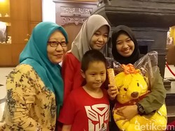 Sambut Anak Pulang dari Natuna, Boneka hingga Botok Ikan Dibawa ke Bandara
