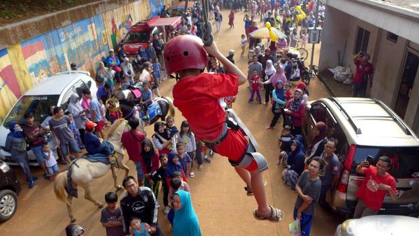 Melihat Serunya Anak-anak Berlatih Flying Fox Bareng Petugas Damkar