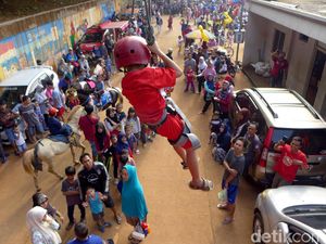 Melihat Serunya Anak-anak Berlatih Flying Fox Bareng Petugas Damkar