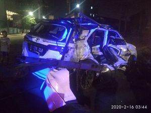 Fortuner Ringsek Ditabrak Kereta di Jakpus, 4 Orang Dirawat Fortuner Ringsek Ditabrak Kereta di Jakpus, 4 Orang Dirawat