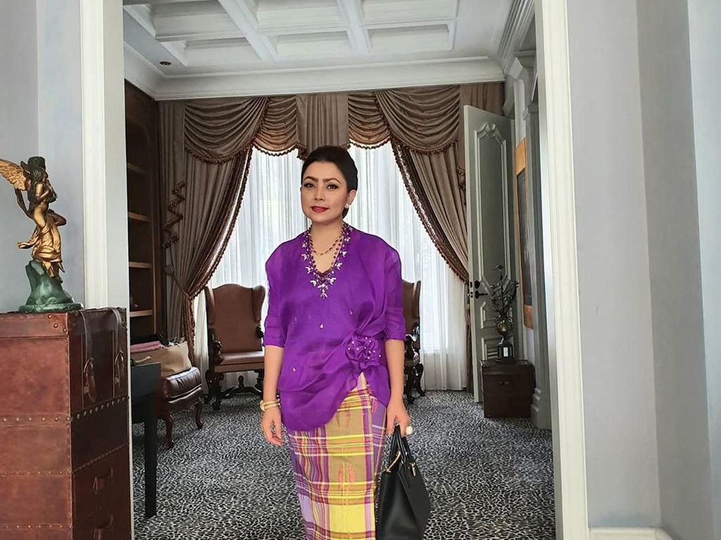 Lihat Gaya Mayangsari Eksis di Pernikahan Cucu Soeharto Lihat Gaya Mayangsari Eksis di Pernikahan Cucu Soeharto