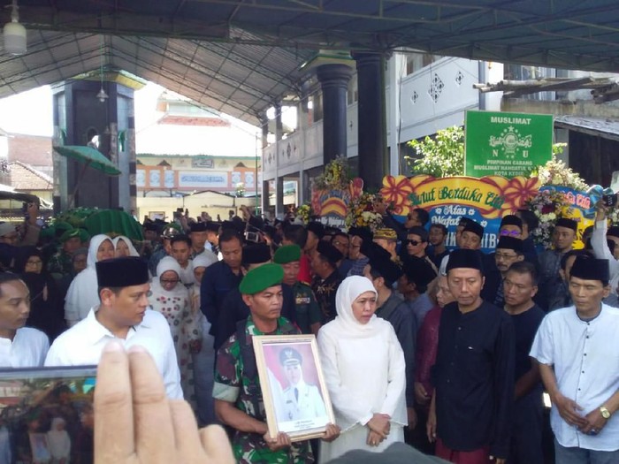 Jenazah Wakil Wali Kota Kediri Lilik Muhibbah dimakamkan sekitar pukul 09.15 WIB. Gubernur Jawa Timur Khofifah Indar Parawansa turut mengantarkan Lilik ke tempat peristirahatan terakhir.