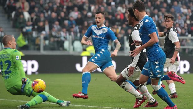 Sepakan Juan Cuadrado memperdayai Lorenzo Andrenacci.