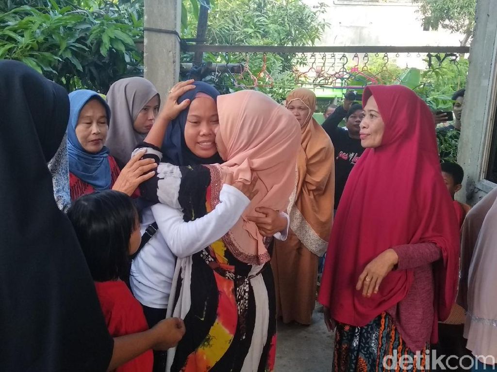 Pulang dari Observasi di Natuna, Nur Ralda Disambut Kerabat dan Tetangga Pulang dari Observasi di Natuna, Nur Ralda Disambut Kerabat dan Tetangga