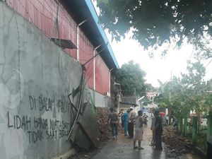 Diguyur Hujan Deras, Tembok Gudang di Depok Roboh Timpa 2 Orang