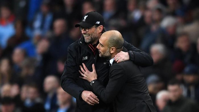 Jurgen Klopp dan Guardiola MANCHESTER, ENGLAND - MARCH 19: Jurgen Klopp, Manager of Liverpool (L) and Josep Guardiola, Manager of Manchester City (R) embrace after the Premier League match between Manchester City and Liverpool at Etihad Stadium on March 19, 2017 in Manchester, England. (Photo by Michael Regan/Getty Images)