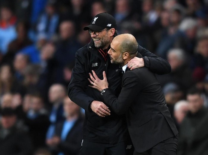 MANCHESTER, ENGLAND - MARCH 19:  Jurgen Klopp, Manager of Liverpool (L) and Josep Guardiola, Manager of Manchester City (R) embrace after the Premier League match between Manchester City and Liverpool at Etihad Stadium on March 19, 2017 in Manchester, England.  (Photo by Michael Regan/Getty Images)