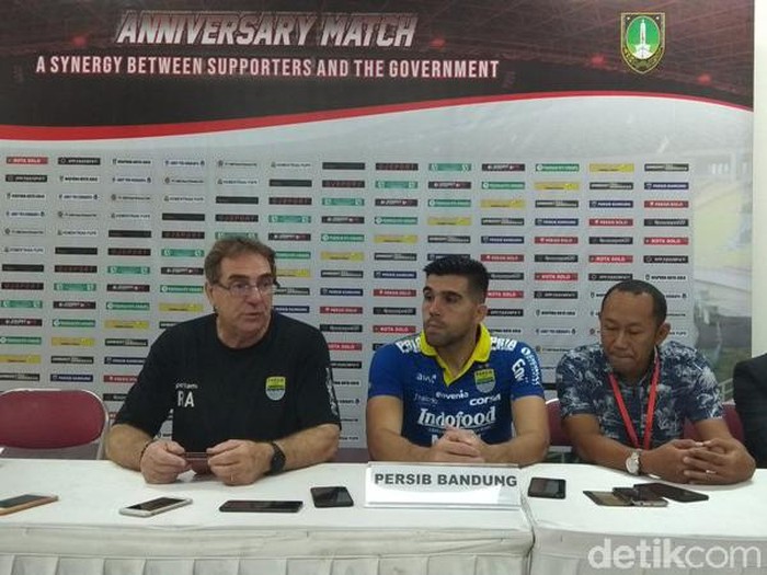 Laga uji coba Persis vs Persib