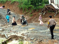 Diguyur Hujan Deras, Sejumlah Lokasi di Sukabumi Diterjang Longsor