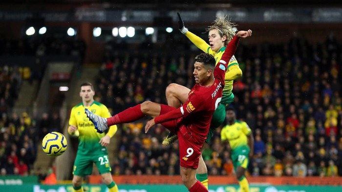 NORWICH, ENGLAND - FEBRUARY 15: Roberto Firmino of Liverpool collides with Todd Cantwell of Norwich City during the Premier League match between Norwich City and Liverpool FC at Carrow Road on February 15, 2020 in Norwich, United Kingdom. (Photo by Catherine Ivill/Getty Images)