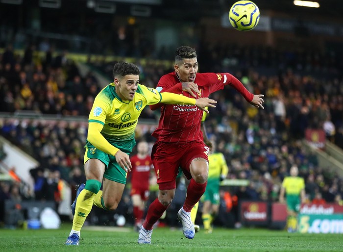 NORWICH, ENGLAND - FEBRUARY 15: Roberto Firmino of Liverpool in action with Max Aarons of Norwich during the Premier League match between Norwich City and Liverpool FC at Carrow Road on February 15, 2020 in Norwich, United Kingdom. (Photo by Julian Finney/Getty Images)