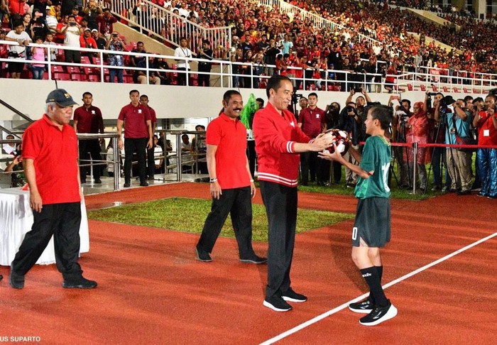 Jokowi Resmikan Stadion Manahan Solo Presiden Joko Widodo telah meresmikan Stadion Manahan, Solo, Peresmian stadion calon tuan rumah Piala Dunia U-20 2021 ini ditandai penandatanganan prasasti.