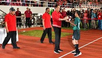 Setelah menandatangani prasasti, Jokowi turun ke lapangan untuk menyerahkan bola kepada anak gawang yang berdiri bersama pemain Persis dan Persib. Istimewa/Dok. Agus Suparto/Presidential Palace.