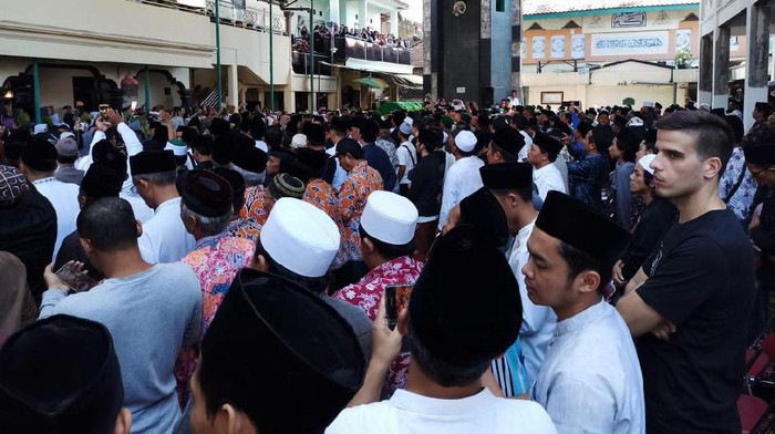 Wakil Wali Kota Kediri Lilik Muhibbah tutup usia karena sakit. Sejumlah pemain asing Persik Kediri dan manajemen datang ke rumah duka.
