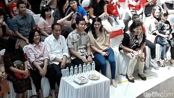 Senyum Jokowi Saat Nonton Jan Ethes Pentas di Panggung Musik