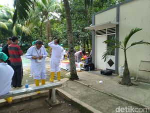 Petugas Berpelindung Lengkap Bersihkan Sisa Radioaktif di Batan Indah Petugas Berpelindung Lengkap Bersihkan Sisa Radioaktif di Batan Indah