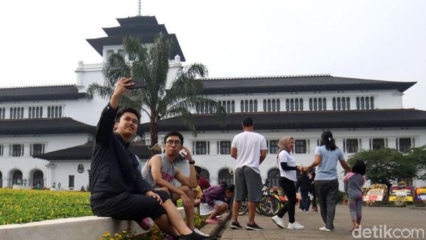 Antusias Warga Berkunjung ke Gedung Sate di Akhir Pekan