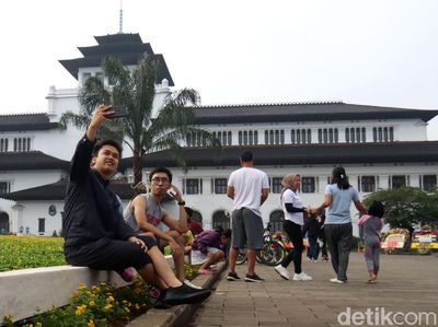 Antusias Warga Berkunjung ke Gedung Sate di Akhir Pekan