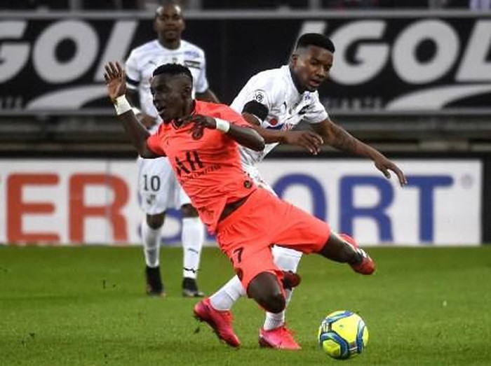 Amiens French forward Sehrou Guirassy (R) tackles Paris Saint-Germains Senegalese midfielder Idrissa Gueye during the French L1 football match between Amiens SC and Paris Saint-Germain (PSG) at the Licorne stadium in Amiens, northern France, on February 15, 2020. (Photo by FRANCOIS LO PRESTI / AFP)