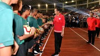 Tampak hadir dalam acara tersebut Ketua Umum PSSI Mochamad Iriawan. Sejumlah menteri juga tampak hadir, salah satunya Menteri PUPR Basuki Hadimuljono. Selain itu, Gubernur Jawa Tengah Ganjar Pranowo dan Wali Kota Surakarta FX Hadi Rudyatmo hadir dalam peresmian itu. Setelah seremoni peresmian, para pemain bersiap masuk ke tengah lapangan. Istimewa/Dok. Agus Suparto/Presidential Palace.