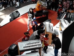 Gemas! Jan Ethes Tampil di Panggung Musik, Jokowi-Gibran Ikut Nonton