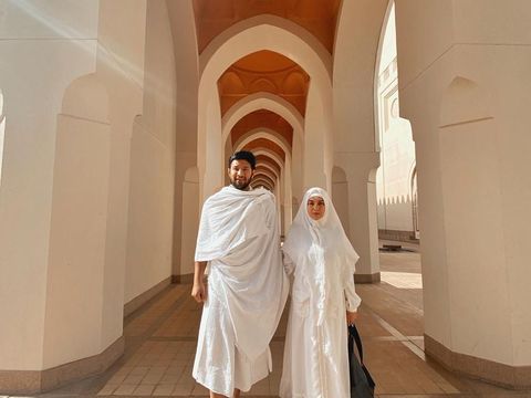 Foto-foto Irish Bella dan Ammar Zoni Umrah, Sampai Harus Pakai Kursi Roda
