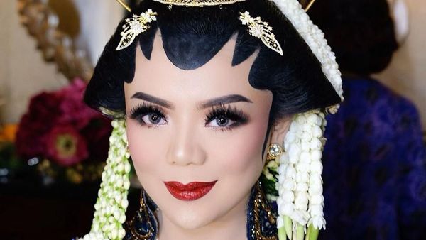 Foto: Lihat Lebih Dekat Kecantikan Pramugari yang Dinikahi Cucu Soeharto