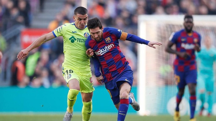 BARCELONA, SPAIN - FEBRUARY 15: Lionel Messi of FC Barcelona is tackled by Mauro Arambarri of Getafe CF during the Liga match between FC Barcelona and Getafe CF at Camp Nou on February 15, 2020 in Barcelona, Spain. (Photo by Eric Alonso/Getty Images)