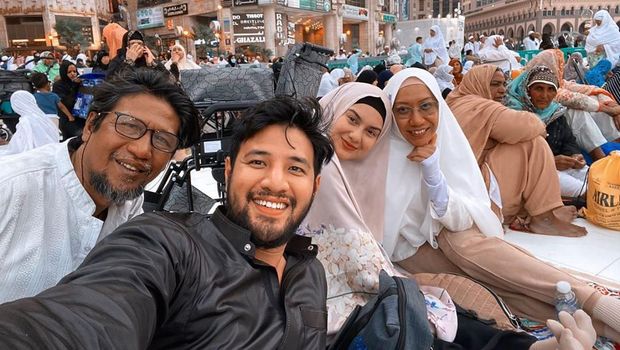 Foto-foto Irish Bella dan Ammar Zoni Umrah, Sampai Harus Pakai Kursi Roda
