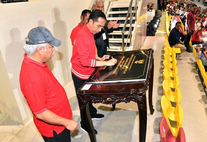 Presiden Joko Widodo telah meresmikan Stadion Manahan, Solo, Peresmian stadion calon tuan rumah Piala Dunia U-20 2021 ini ditandai penandatanganan prasasti.