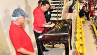 Presiden Joko Widodo (Jokowi) telah meresmikan Stadion Manahan, Solo, pada Sabtu (15/2) kemarin. Peresmian stadion calon tuan rumah Piala Dunia U-20 2021 ini ditandai penandatanganan prasasti. Istimewa/Dok. Agus Suparto/Presidential Palace.