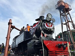 Asyik! Loko Uap Berusia 99 Tahun Operasi Perdana di Solo