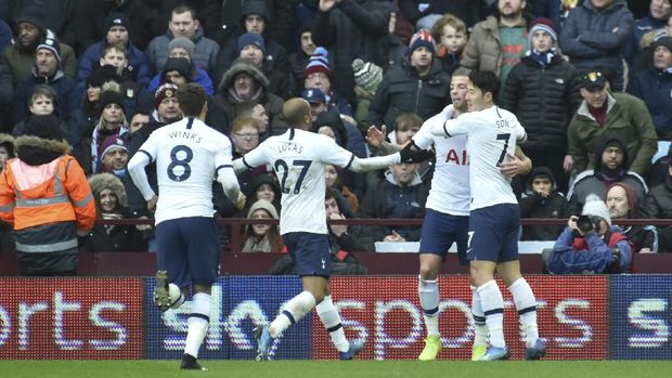 Aston Villa's Danny Drinkwater, left, and Tottenham's Lucas Moura challenge for the ball during the English Premier League soccer match between Aston Villa and Tottenham Hotspur at Villa Park in Birmingham, England, Sunday, Feb. 16, 2020. (AP Photo/Rui Vieira)