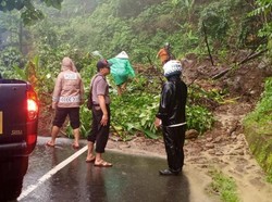 Terjebak Banjir-Longsor, Wisatawan Geopark di Sukabumi Tak Bisa Pulang