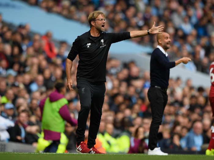 MANCHESTER, ENGLAND - SEPTEMBER 09:  Liverpool manager Jurgen Klopp (l) and Pep Guardiola react during the Premier League match between Manchester City and Liverpool at Etihad Stadium on September 9, 2017 in Manchester, England.  (Photo by Stu Forster/Getty Images)