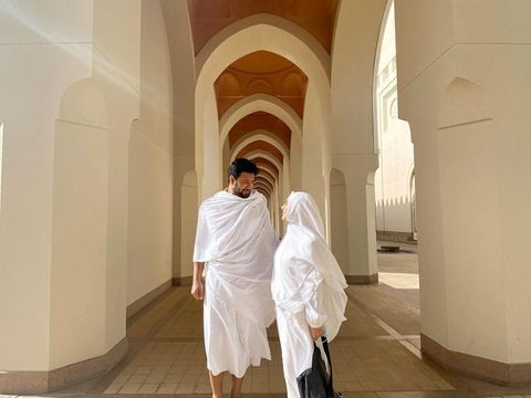 Foto-foto Irish Bella dan Ammar Zoni Umrah, Sampai Harus Pakai Kursi Roda