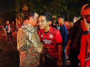 Menebak Makna Bisik-bisik Gibran-Purnomo Tadi Malam Menebak Makna Bisik-bisik Gibran-Purnomo Tadi Malam
