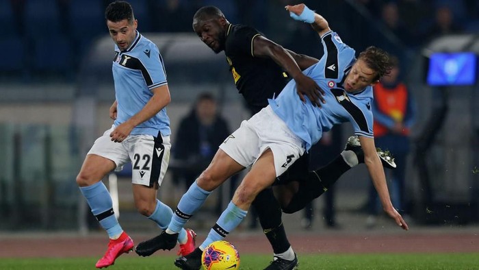 ROME, ITALY - FEBRUARY 16:  Romelu Lukaku of FC Internazionale competes for the ball with Lucas Leiva of SS Lazio during the Serie A match between SS Lazio and FC Internazionale at Stadio Olimpico on February 16, 2020 in Rome, Italy.  (Photo by Paolo Bruno/Getty Images)