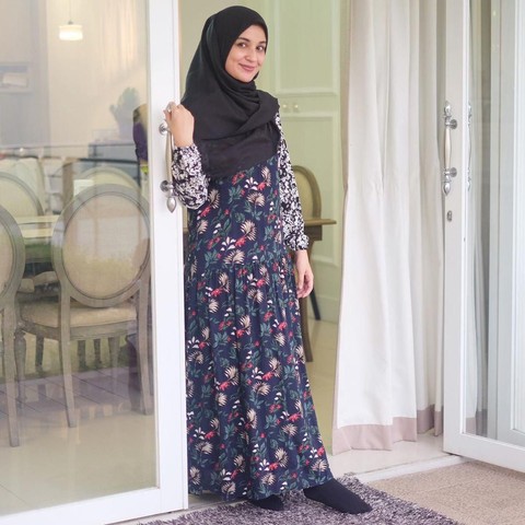 5 Inspirasi Busana Warna Navy yang Elegan ala Shireen Sungkar