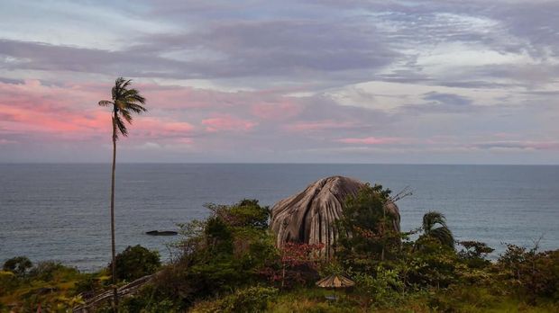 Pemandangan wisata Batu Sindu di kawasan Tanjung Senubing, Bunguran Timur, Natuna, Kepulauan Riau, Minggu (16/2/2020). Tempat wisata ini menawarkan pemandangan batuan yang membentuk morfologi unik dan dikenal sebagai “Tor” granit. ANTARA FOTO/Muhammad Adimaja.