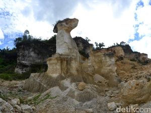 Bekas Tambang Kapur Ilegal Ini Indah tapi Berbahaya