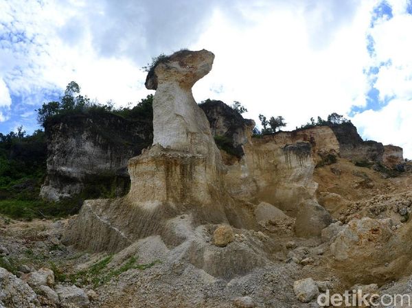 Bekas Tambang Kapur Ilegal Ini Indah tapi Berbahaya