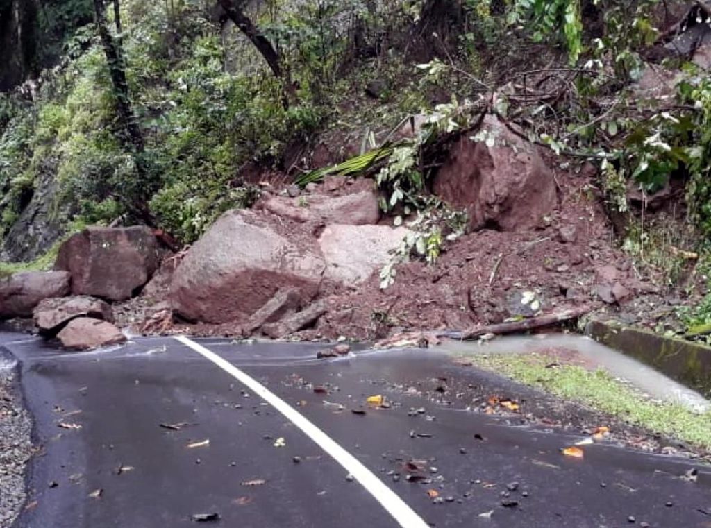 Geopark Ciletuh Longsor, Wisatawan Nggak Bisa Pulang Geopark Ciletuh Longsor, Wisatawan Nggak Bisa Pulang