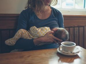 Respect! Wanita Ini Menyusui 20 Bayi yang Ibunya Tewas dalam Serangan Teror