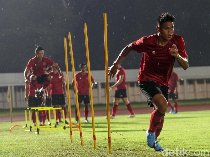 Timnas Indonesia melakukan sesi latihan ketiga di Lapangan Madya, Jakarta, Senin (17/2/2020). Latihan dipimpin langsung oleh Shin Tae Yong.
