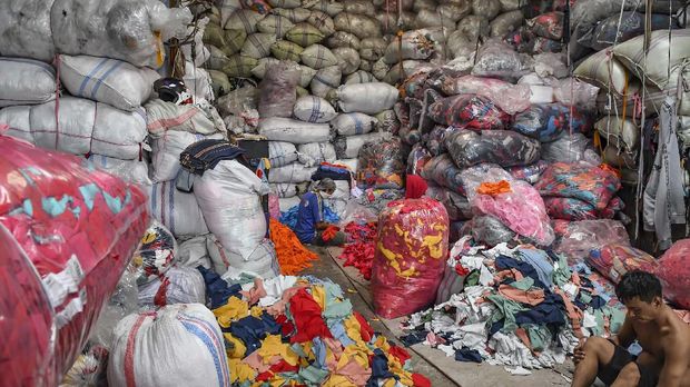 Pekerja memilah limbah sisa kain di tempat pengepul limbah tekstil, Jakarta.
