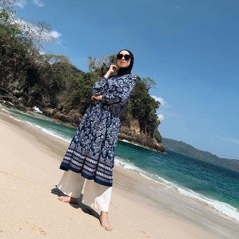 Anti Gerah Dan Nyaman 8 Inspirasi Outfit Ke Pantai Ala Amelia Elle